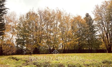 Terreno con  borde brazo río Angachilla
