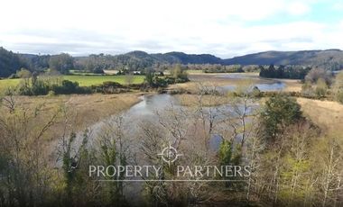 Terreno con  borde brazo río Angachilla