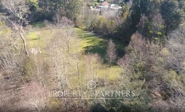 Terreno con  borde brazo río Angachilla