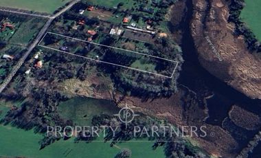 Terreno con  borde brazo río Angachilla