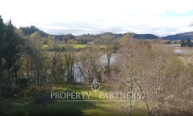 Terreno con  borde brazo río Angachilla