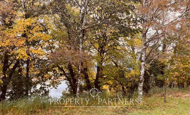 Terreno con  borde brazo río Angachilla