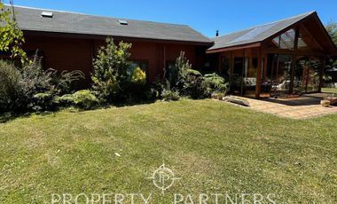 Se vende hermosa casa, con un entorno  privilegiado en Valdivia, cercana a Colegios, Universidades y centro de la ciudad.