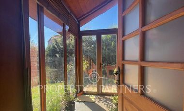 Se vende hermosa casa, con un entorno  privilegiado en Valdivia, cercana a Colegios, Universidades y centro de la ciudad.