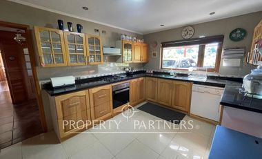 Se vende hermosa casa, con un entorno  privilegiado en Valdivia, cercana a Colegios, Universidades y centro de la ciudad.
