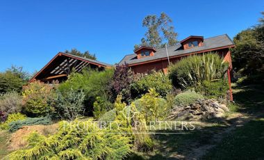 Se vende hermosa casa, con un entorno  privilegiado en Valdivia, cercana a Colegios, Universidades y centro de la ciudad.