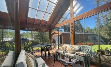 Se vende hermosa casa, con un entorno  privilegiado en Valdivia, cercana a Colegios, Universidades y centro de la ciudad.