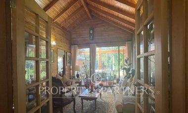 Se vende hermosa casa, con un entorno  privilegiado en Valdivia, cercana a Colegios, Universidades y centro de la ciudad.