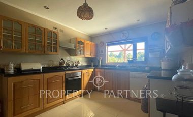 Se vende hermosa casa, con un entorno  privilegiado en Valdivia, cercana a Colegios, Universidades y centro de la ciudad.