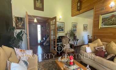 Se vende hermosa casa, con un entorno  privilegiado en Valdivia, cercana a Colegios, Universidades y centro de la ciudad.