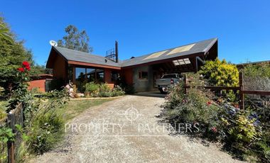 Se vende hermosa casa, con un entorno  privilegiado en Valdivia, cercana a Colegios, Universidades y centro de la ciudad.