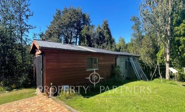 Se vende hermosa casa, con un entorno  privilegiado en Valdivia, cercana a Colegios, Universidades y centro de la ciudad.