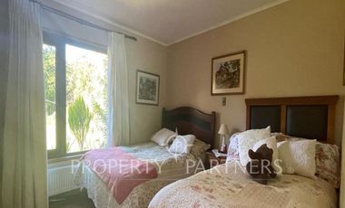 Se vende hermosa casa, con un entorno  privilegiado en Valdivia, cercana a Colegios, Universidades y centro de la ciudad.