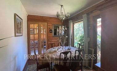 Se vende hermosa casa, con un entorno  privilegiado en Valdivia, cercana a Colegios, Universidades y centro de la ciudad.