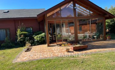 Se vende hermosa casa, con un entorno  privilegiado en Valdivia, cercana a Colegios, Universidades y centro de la ciudad.