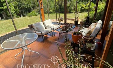 Se vende hermosa casa, con un entorno  privilegiado en Valdivia, cercana a Colegios, Universidades y centro de la ciudad.
