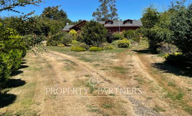 Se vende hermosa casa, con un entorno  privilegiado en Valdivia, cercana a Colegios, Universidades y centro de la ciudad.