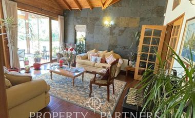 Se vende hermosa casa, con un entorno  privilegiado en Valdivia, cercana a Colegios, Universidades y centro de la ciudad.