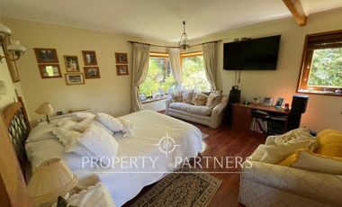 Se vende hermosa casa, con un entorno  privilegiado en Valdivia, cercana a Colegios, Universidades y centro de la ciudad.