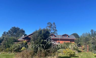 Se vende hermosa casa, con un entorno  privilegiado en Valdivia, cercana a Colegios, Universidades y centro de la ciudad.