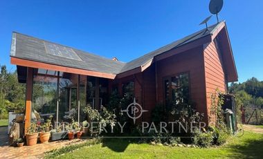 Se vende hermosa casa, con un entorno  privilegiado en Valdivia, cercana a Colegios, Universidades y centro de la ciudad.