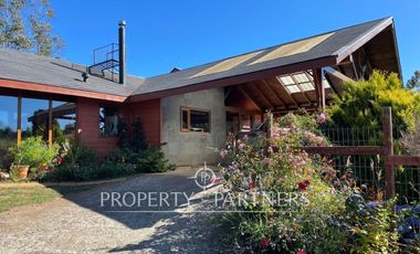 Se vende hermosa casa, con un entorno  privilegiado en Valdivia, cercana a Colegios, Universidades y centro de la ciudad.