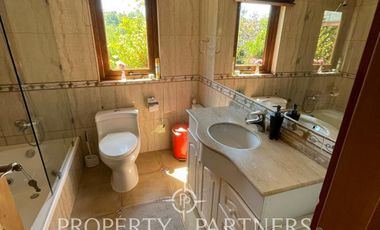 Se vende hermosa casa, con un entorno  privilegiado en Valdivia, cercana a Colegios, Universidades y centro de la ciudad.