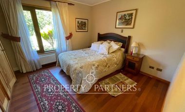 Se vende hermosa casa, con un entorno  privilegiado en Valdivia, cercana a Colegios, Universidades y centro de la ciudad.