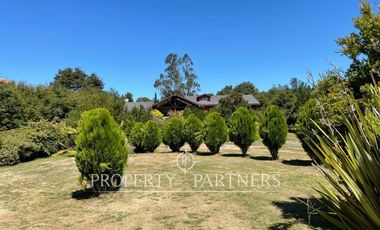 Se vende hermosa casa, con un entorno  privilegiado en Valdivia, cercana a Colegios, Universidades y centro de la ciudad.