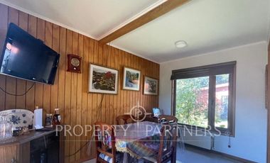 Se vende hermosa casa, con un entorno  privilegiado en Valdivia, cercana a Colegios, Universidades y centro de la ciudad.
