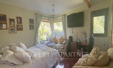 Se vende hermosa casa, con un entorno  privilegiado en Valdivia, cercana a Colegios, Universidades y centro de la ciudad.