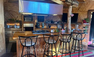 Terreno con insuperable vista  y construcciones a orilla de mar, en Huiro, Corral, Los Ríos.