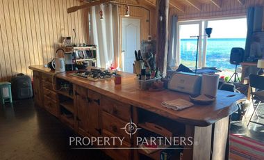 Terreno con insuperable vista  y construcciones a orilla de mar, en Huiro, Corral, Los Ríos.