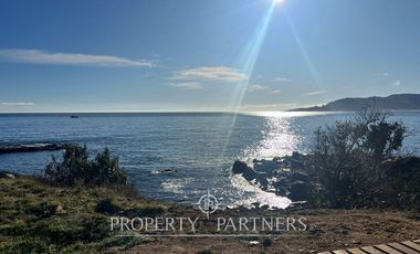 Terreno con insuperable vista  y construcciones a orilla de mar, en Huiro, Corral, Los Ríos.