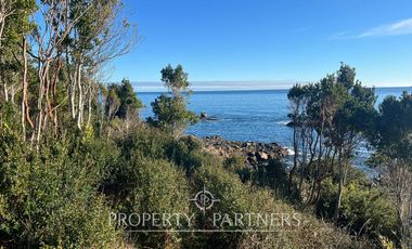 Terreno con insuperable vista  y construcciones a orilla de mar, en Huiro, Corral, Los Ríos.