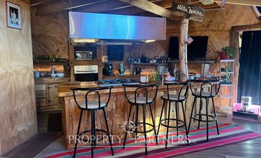 Terreno con insuperable vista  y construcciones a orilla de mar, en Huiro, Corral, Los Ríos.