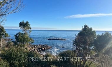 Terreno con insuperable vista  y construcciones a orilla de mar, en Huiro, Corral, Los Ríos.