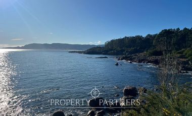 Terreno con insuperable vista  y construcciones a orilla de mar, en Huiro, Corral, Los Ríos.