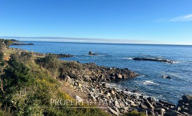 Terreno con insuperable vista  y construcciones a orilla de mar, en Huiro, Corral, Los Ríos.