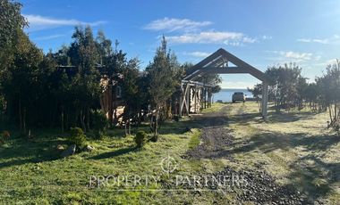 Terreno con insuperable vista  y construcciones a orilla de mar, en Huiro, Corral, Los Ríos.