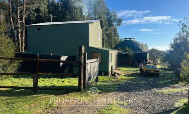 Terreno con insuperable vista  y construcciones a orilla de mar, en Huiro, Corral, Los Ríos.