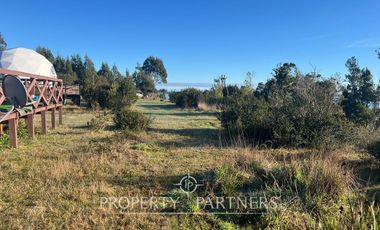 Terreno con insuperable vista  y construcciones a orilla de mar, en Huiro, Corral, Los Ríos.