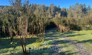 Terreno con insuperable vista  y construcciones a orilla de mar, en Huiro, Corral, Los Ríos.
