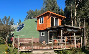 Terreno con insuperable vista  y construcciones a orilla de mar, en Huiro, Corral, Los Ríos.