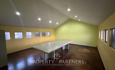 Se arriendan amplias oficinas en el centro de Valdivia, cercano a Plaza de la República, restaurantes, bancos, comercio en general