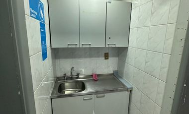 Se arriendan amplias oficinas en el centro de Valdivia, cercano a Plaza de la República, restaurantes, bancos, comercio en general