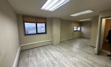 Se arriendan amplias oficinas en el centro de Valdivia, cercano a Plaza de la República, restaurantes, bancos, comercio en general