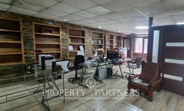 Amplios Locales Comerciales con Taller y Oficinas en Sector Céntrico