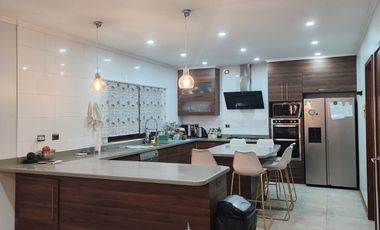 Arriendo amplia casa en Avenida Torobayo