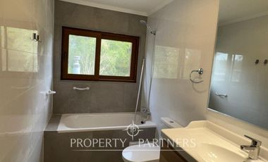 Preciosa casa nueva  con borde Rio Cayumapu